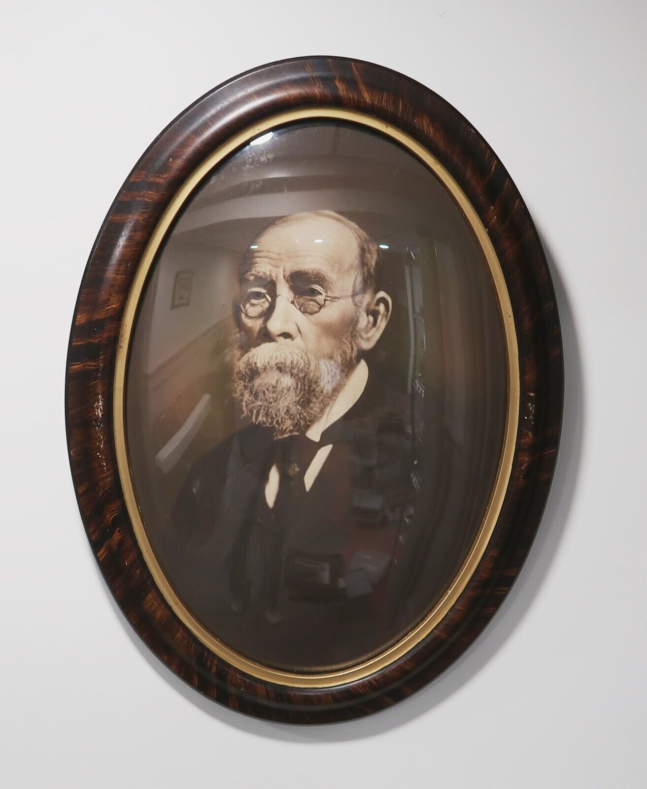 Beautiful Tiger WoodFrame With Bubble Glass, Portrait of Gentleman 16.5\