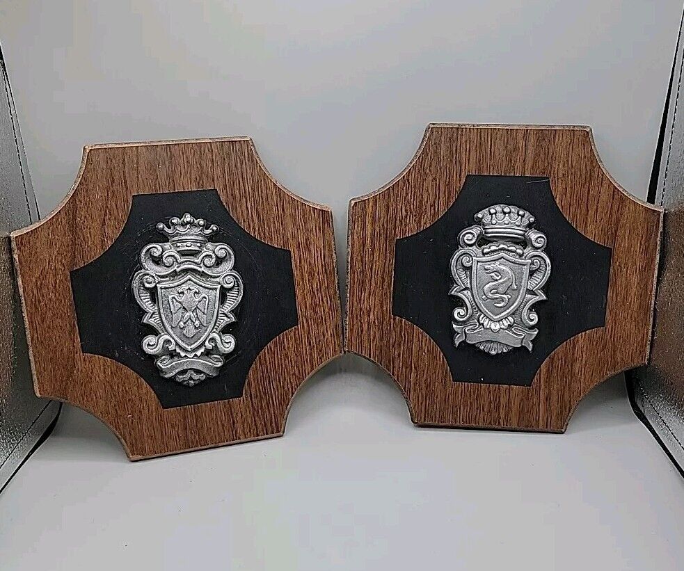 Royal Family Crest/Coat of Arms Wall Plaque Art Pair Metal Crest On Wood 
