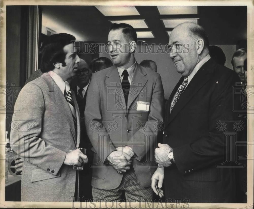 1972 Press Photo Sportscaster Eddie Doucette speaks with Coach Larry Costello.