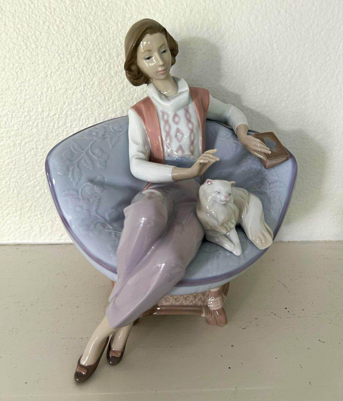 Lladró Hand Painted Glossy Porcelain Figurine Seated Woman Reading w/ box