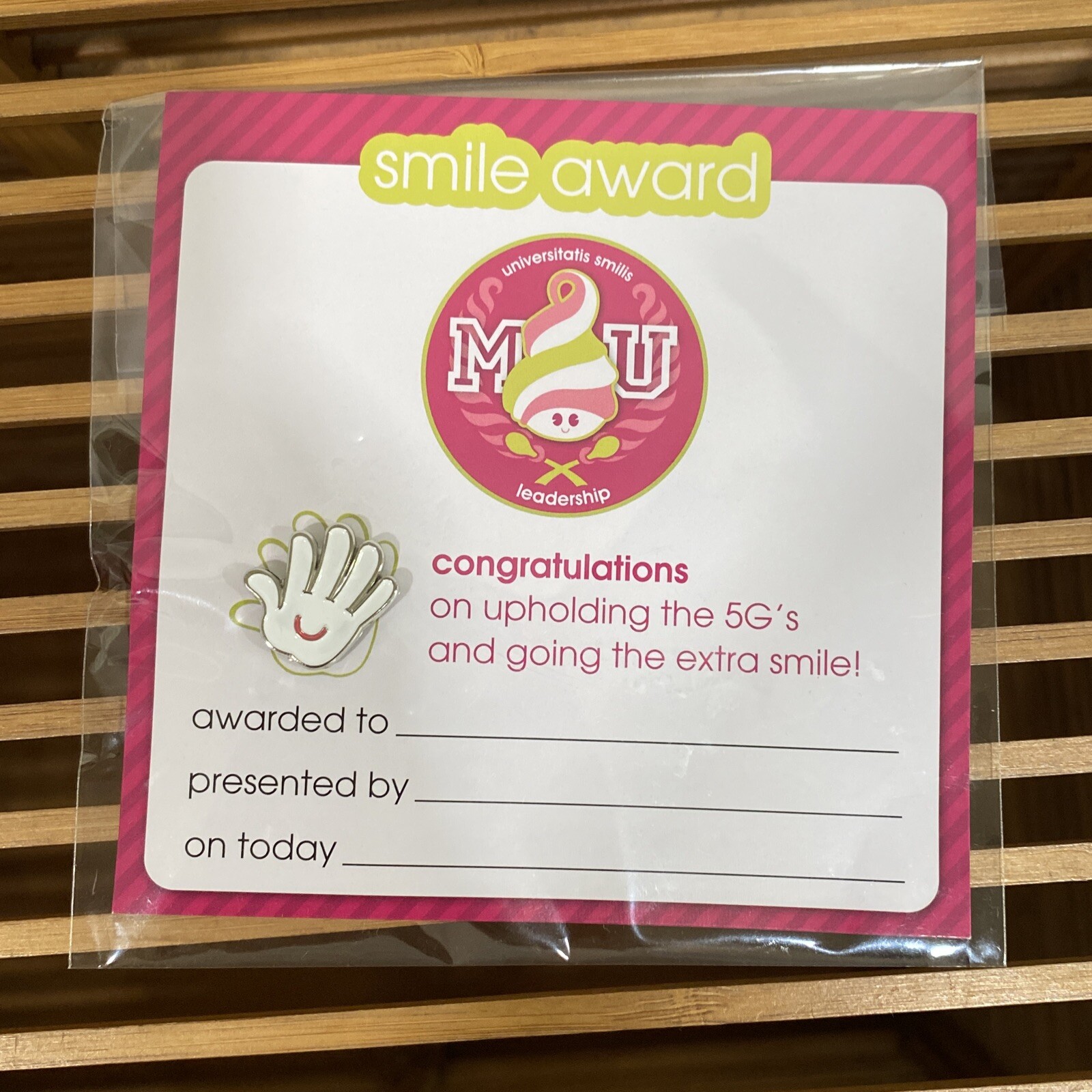 Menchie\'s frozen Yogurt Smile Award Pin New