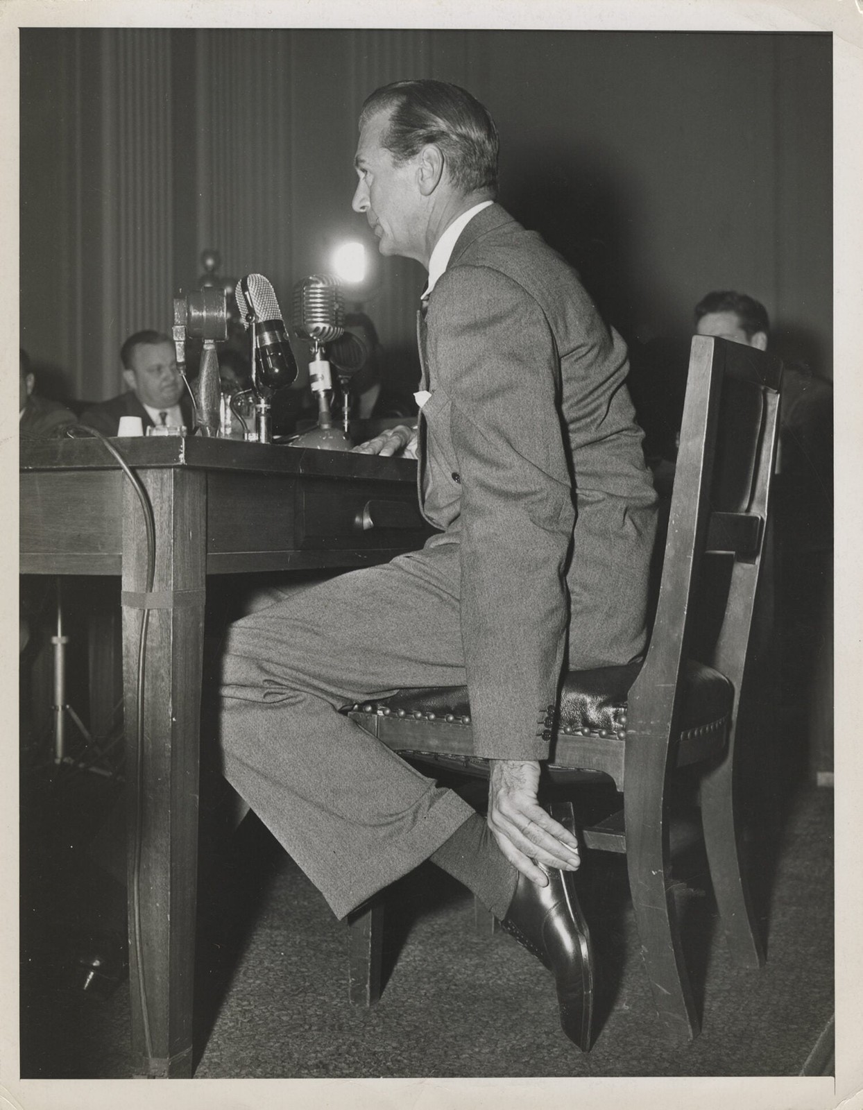 TWO ORIGINAL PHOTOGRAPHS OF GARY COOPER TESTIFYING BEFORE HUAC 1947 #152729
