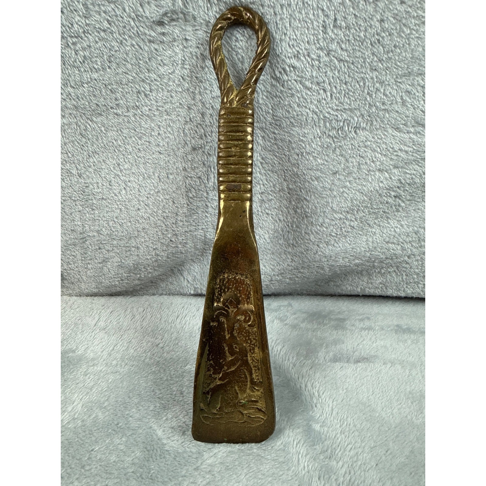 Vintage Solid Brass Shoe Horn Embossed Figural Design Twisted Rope Handle 4.2oz