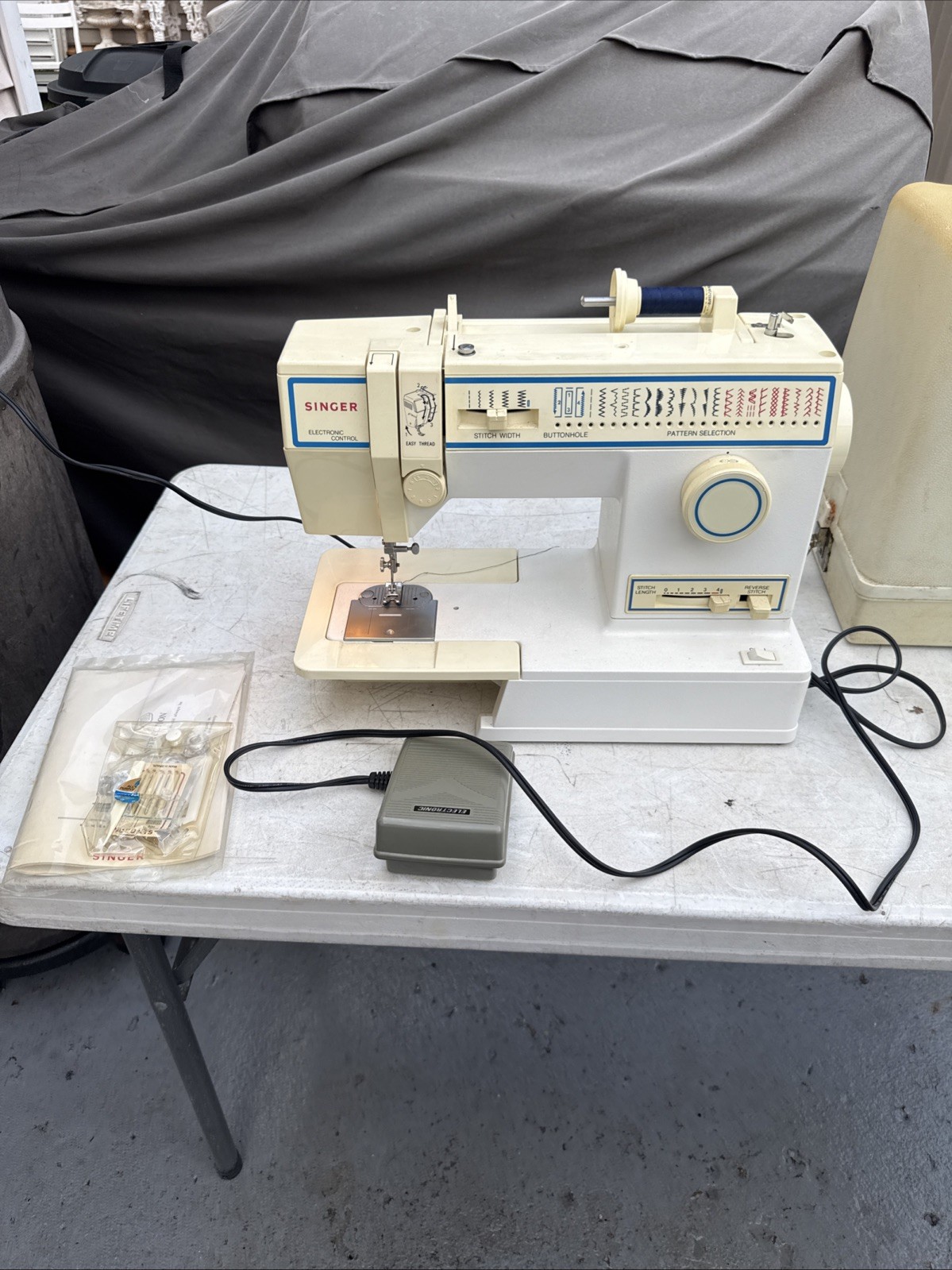 SINGER Electronic  Control Sewing Machine Model 5932 W/ Foot Pedal And Case