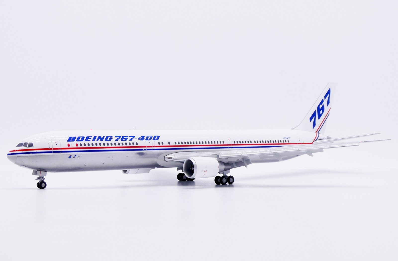 Boeing (House Color) / Boeing 767-400ER Polished / N76400 / LH2496A / 1:200