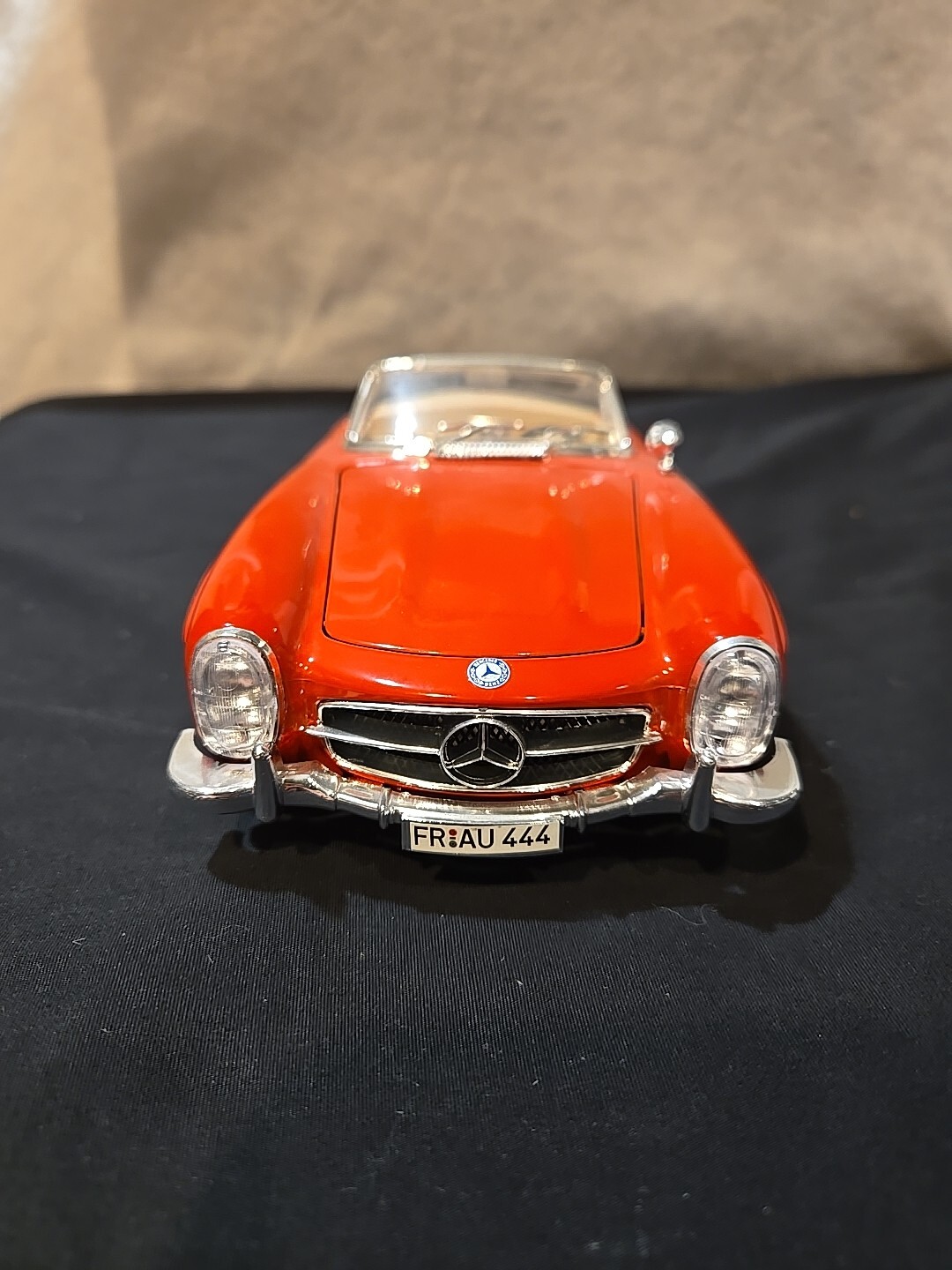 BURAGO 1:18 MERCEDES BENZ RED CONVERTIBLE 300SL ROADSTER. 1957 - Excellent