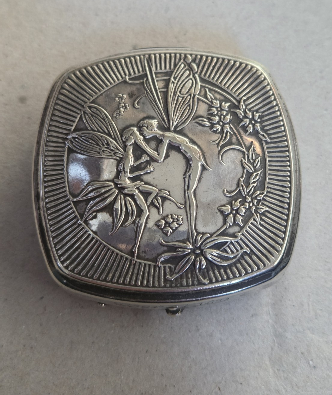 Vintage -Djer Kiss - Silver Plated Makeup Compact - France - 1920s - Pre-owned Vintage -Djer Kiss - Silver Plated Makeup Compact - France - 1920s - Pre-owned