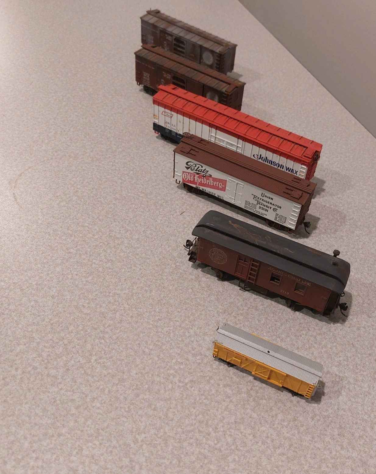 LOT OF SIX VINTAGE TRAIN CARS *NO BOXES*