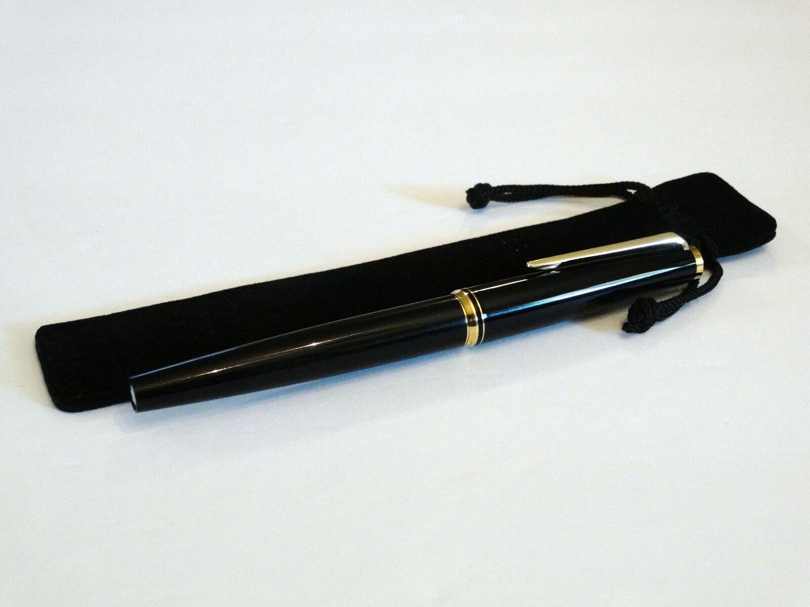 MONTBLANC 221P FOUNTAIN PEN IN BLACK & GOLD TRIM WITH 14K GOLD EF SIZE NIB -MINT