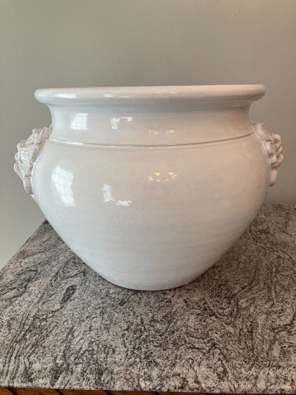 GUMPS. Elegant White Planter, BN Condition, made in Italy, DISCONTINUED, LARGE