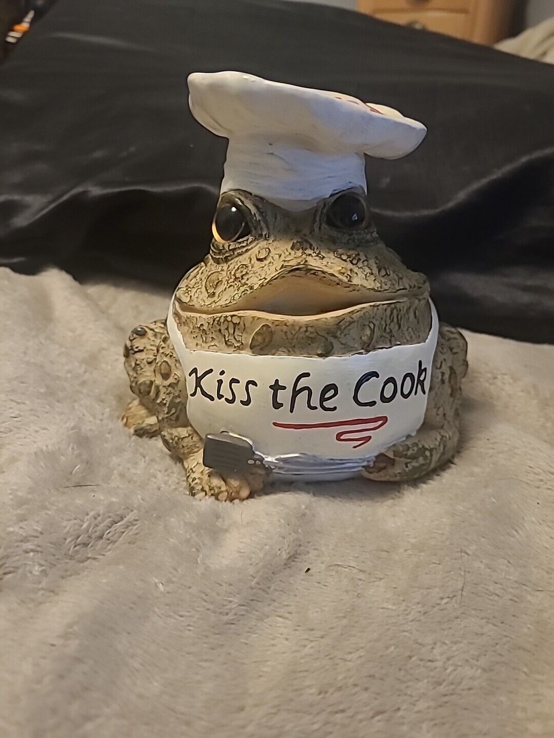 Toad Hollow \' KISS THE COOK \' Figurine Kitchen/Garden Toad/Frog Resin NWT