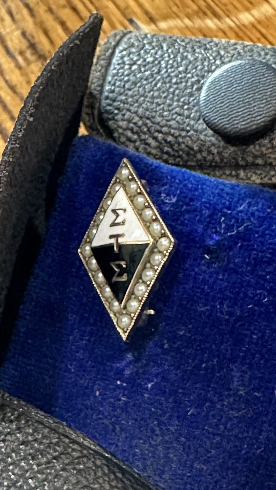 Antique Balfour ΣΤΣ 10K Seed Pearl Black & White Enamel w/O Leather Pouch Antique Balfour ΣΤΣ 10K Seed Pearl Black & White Enamel w/O Leather Pouch