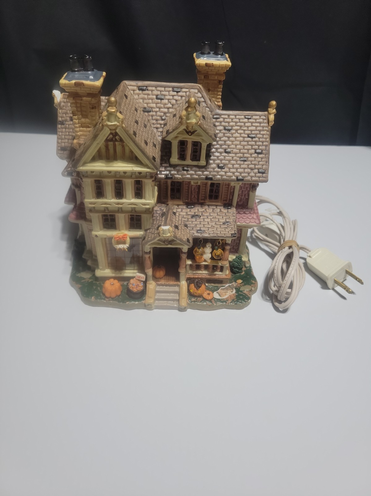 Lemax Spooky Town Trick or Treaters Haven Porcelain Lighted House 2004 45006