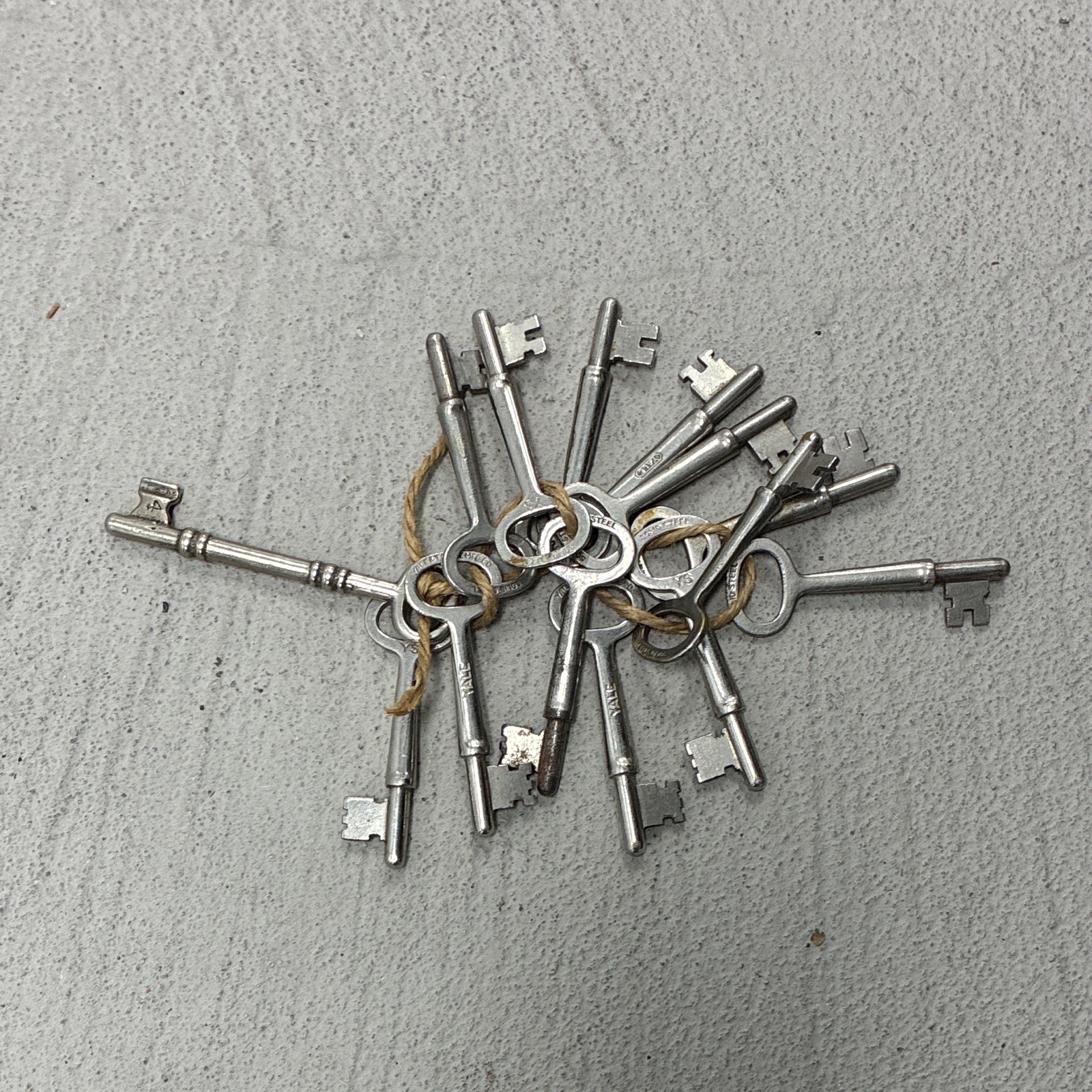 Vintage Yale & Towne Skeleton Keys Lot of 14 – 8 Female 5 Male 1 Unidentified Vintage Yale & Towne Skeleton Keys Lot of 14 – 8 Female 5 Male 1 Unidentified