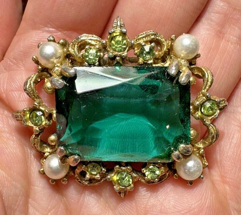 Vintage Emerald Green Glass Rhinestone Pearl Gold tone Filigree Brooch Pin