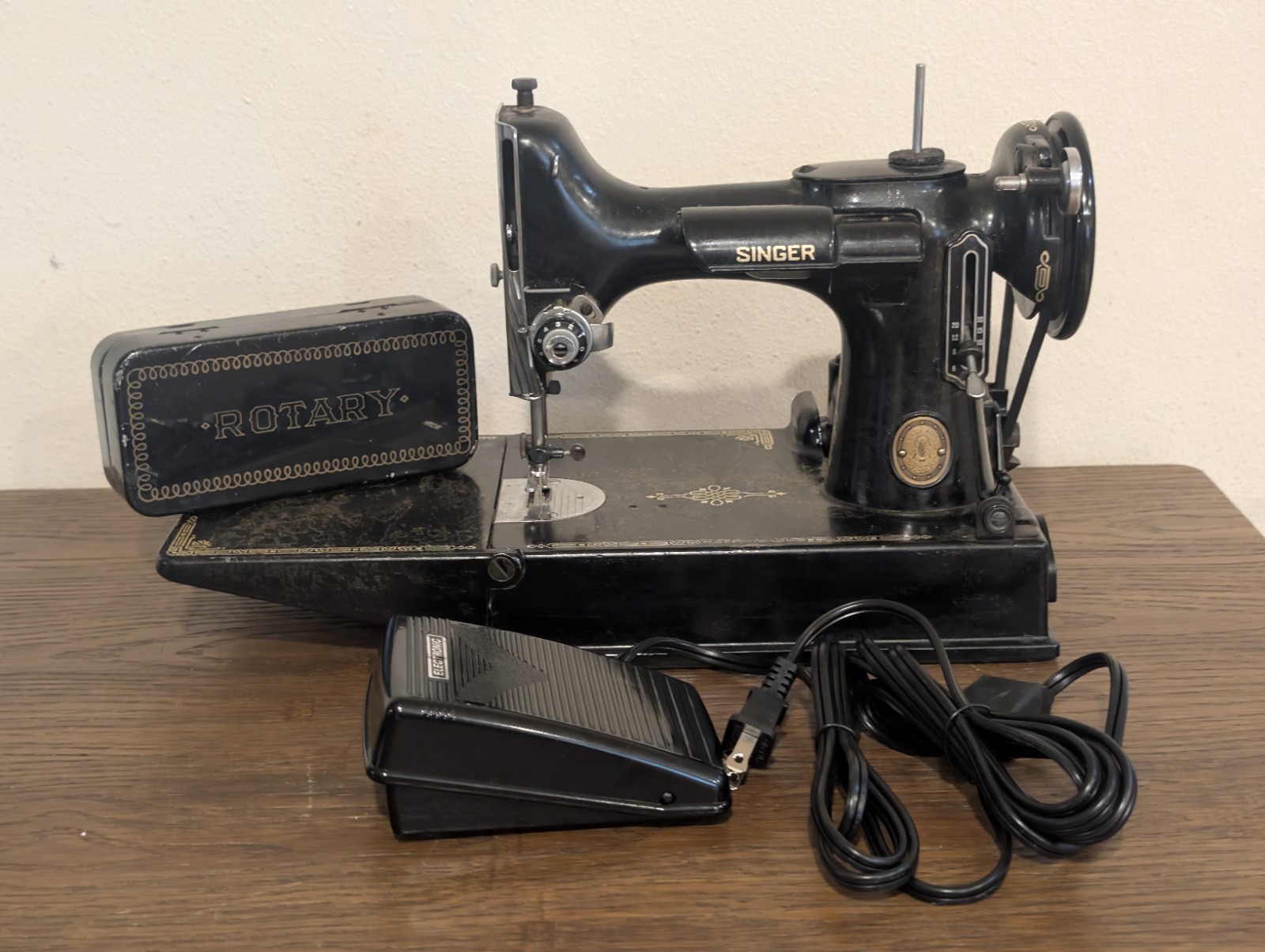Vintage 1952 Singer 221 Featherweight Sewing Machine + Assorted Feet Tin + Pedal