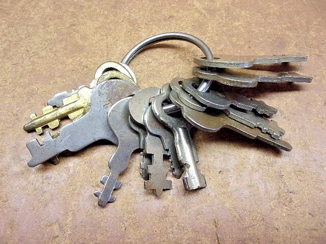 Fourteen (14) Vintage Antique Small Flat Keys 7/8\ Fourteen (14) Vintage Antique Small Flat Keys 7/8\