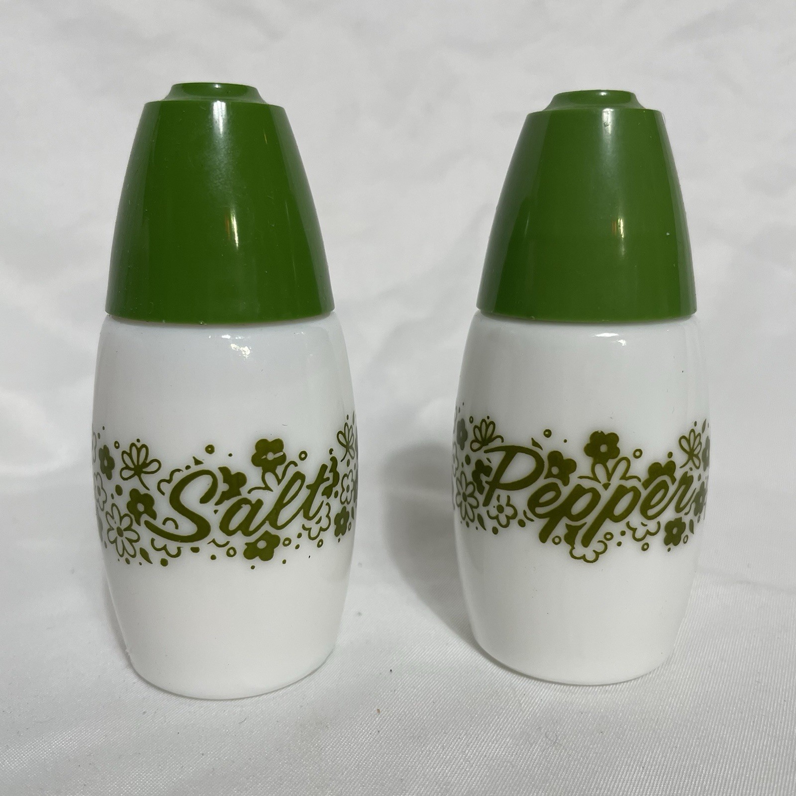 VINTAGE GEMCO  AVOCADO GREEN CRAZY DAISY SALT & PEPPER SHAKERS PYREX CORELLE