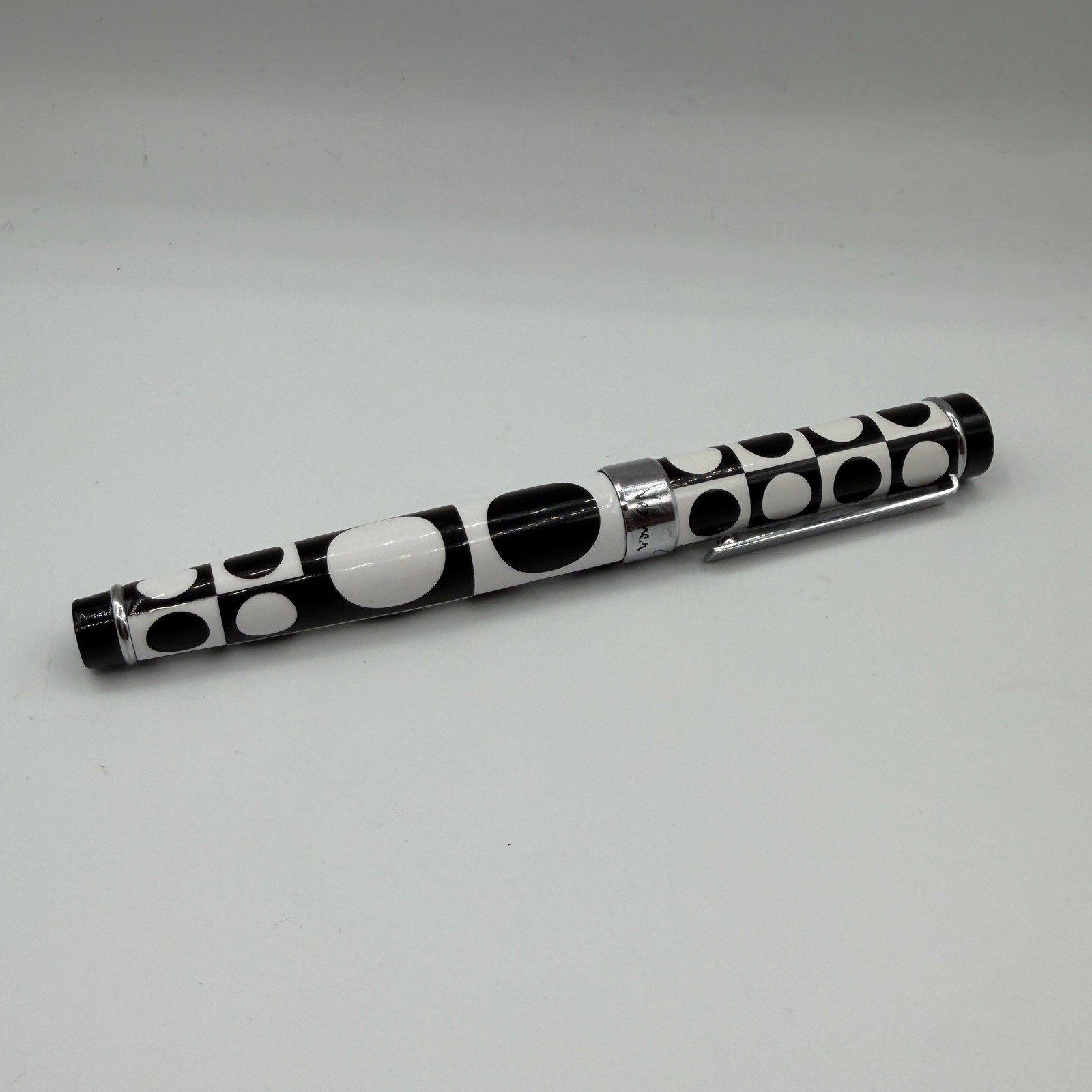 ACME Studios' “Geometri Black & White” Rollerball Pen by VERNER PANTON Read*