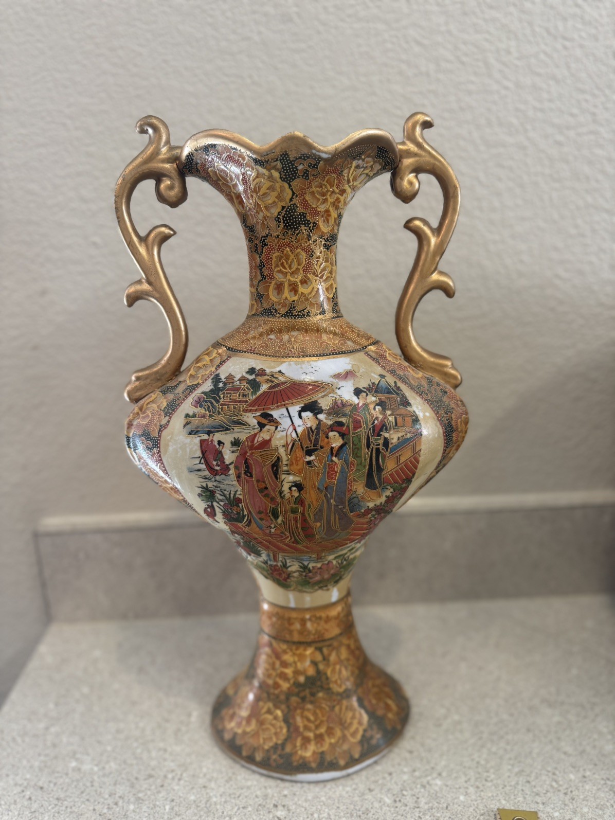 Vintage Golden Highlighted Satsuma Geisha 17\ Vintage Golden Highlighted Satsuma Geisha 17\