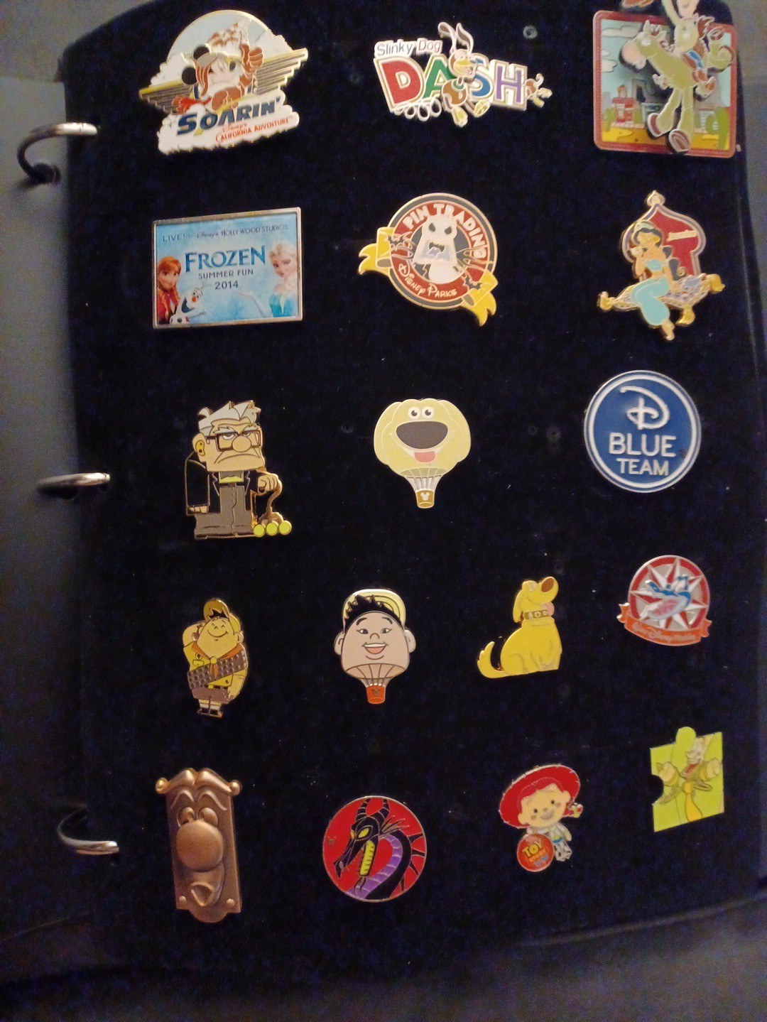 Lot Of Over 100 Disney Pins With Pin Trading 3-Ring Binder Lot Of Over 100 Disney Pins With Pin Trading 3-Ring Binder