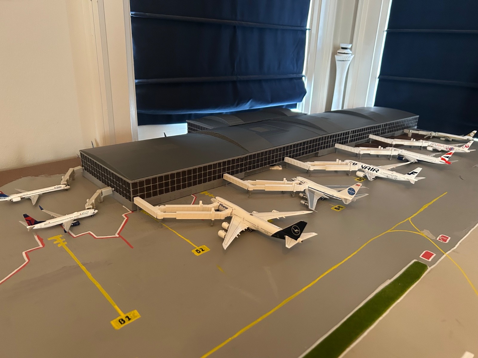 1:400 scale model airport terminal | 15+ gates-wide & narrow body, w/jetbridges 1:400 scale model airport terminal | 15+ gates-wide & narrow body, w/jetbridges
