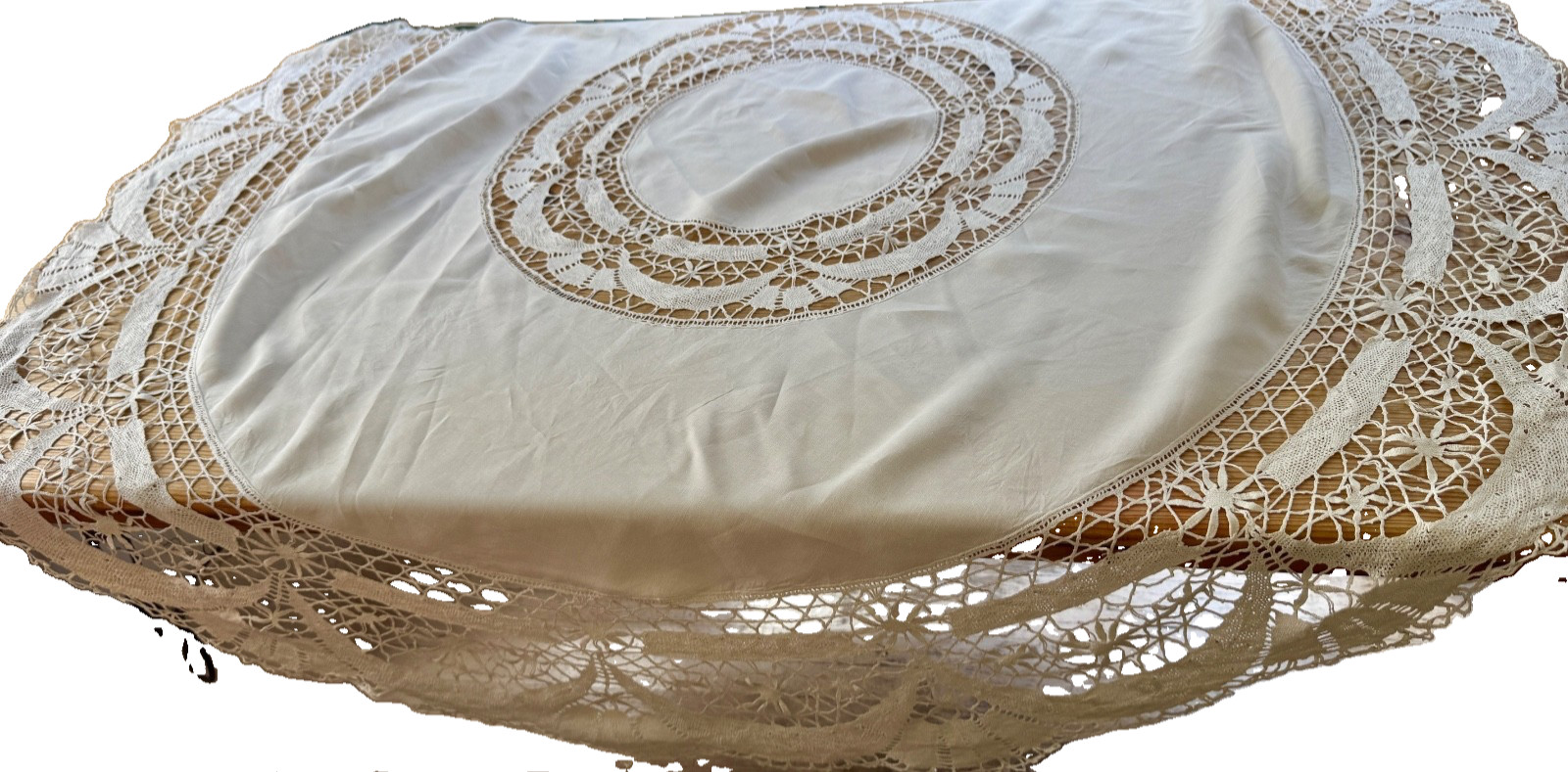 Antique Round Linen Tablecloth with Extensive Bobbin Lace B556