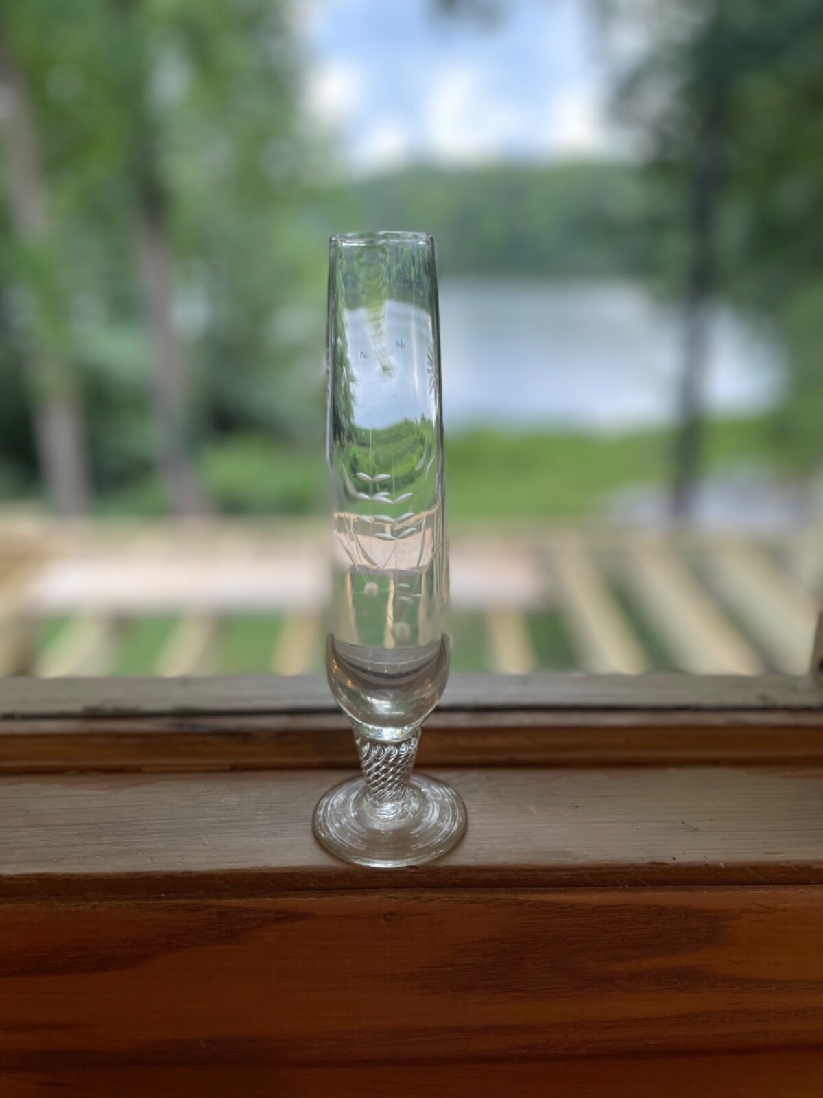 TOSCANY 8” BUD VASE FLORAL ETCHED WITH TWIST STEM LEAD CRYSTAL EXCELLENT COND