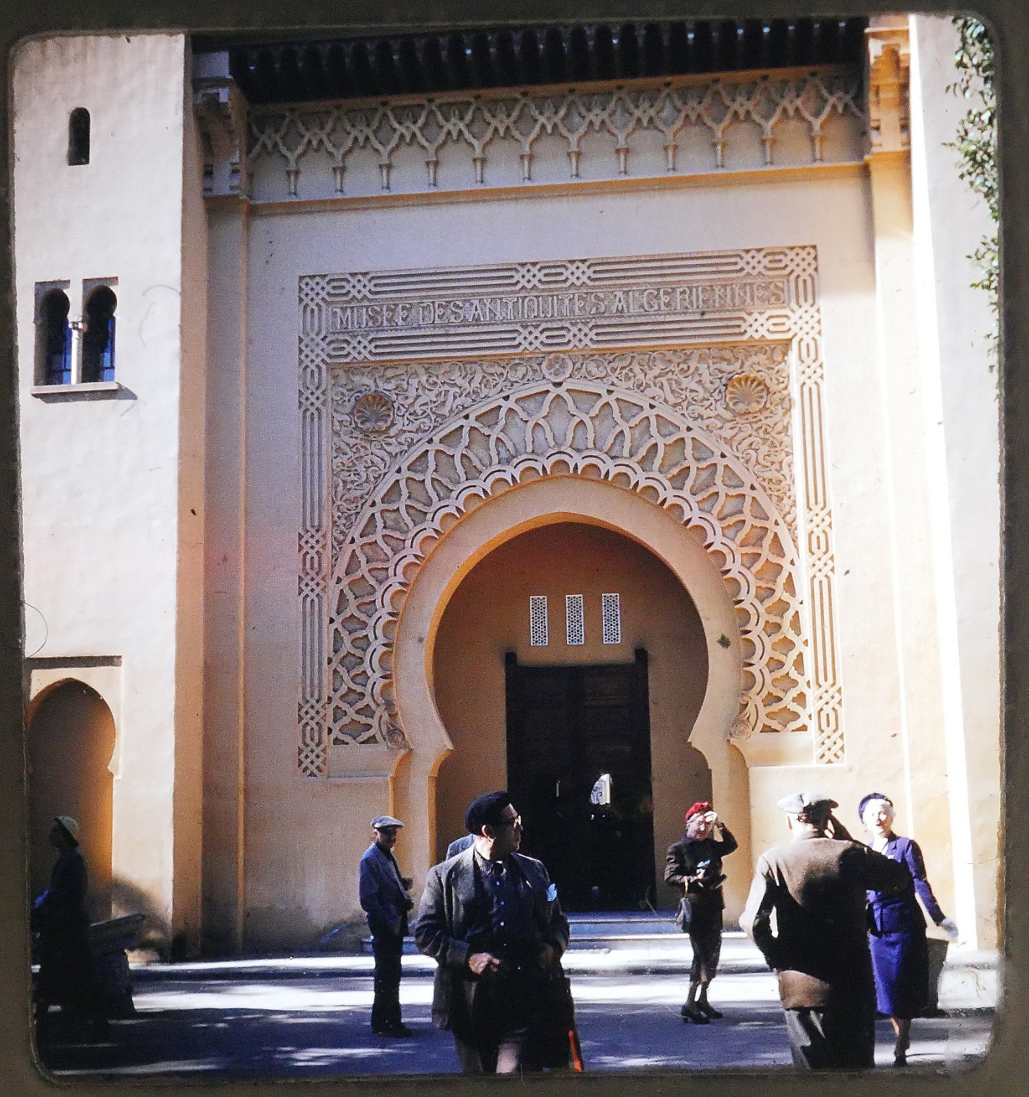 Tourists Museum Algiers - 1952 Stereo Realist slide #2620