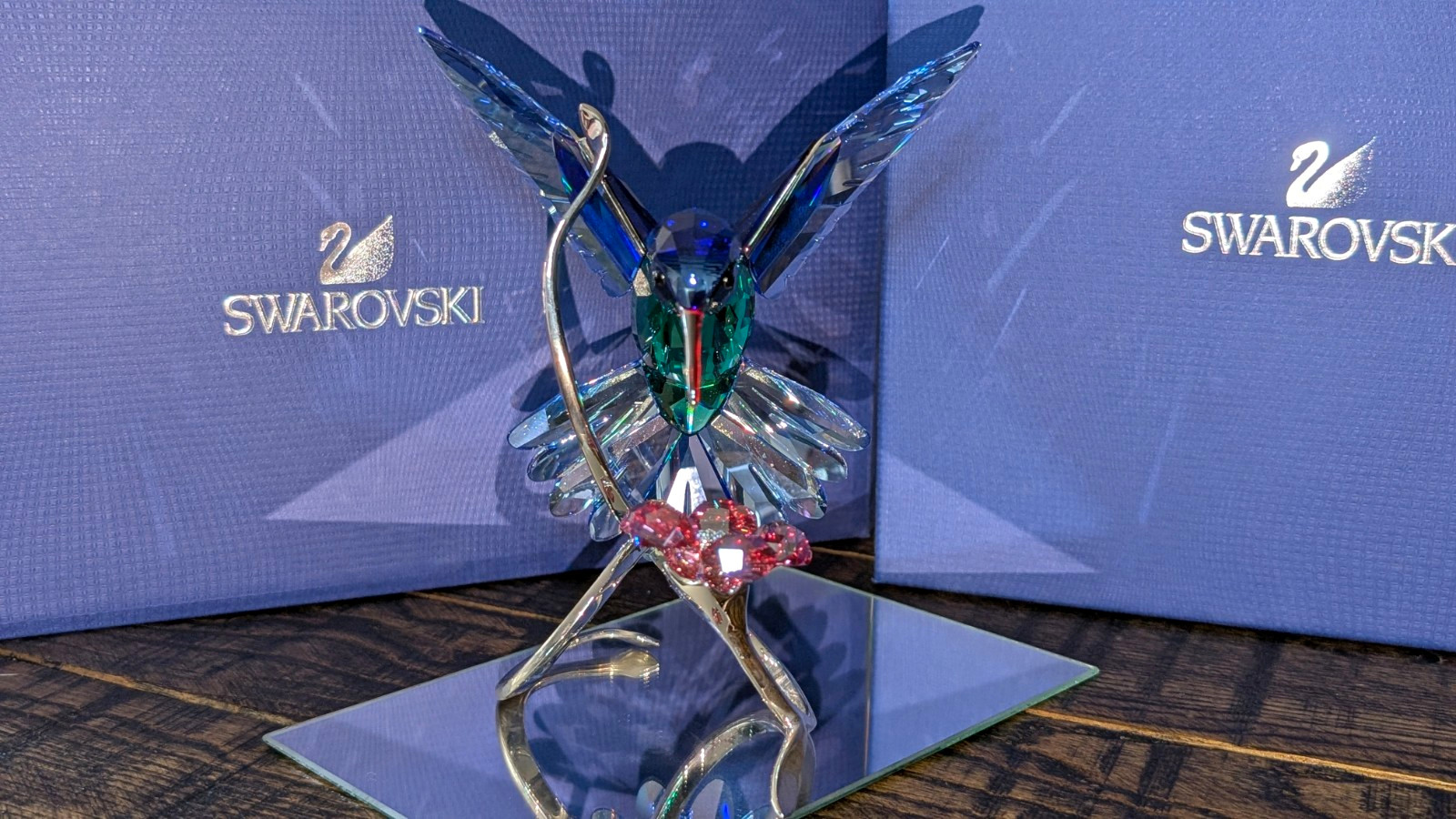 Swarovski Crystal Hummingbird Figurine Blue Green w/ Pink Flower in Original Box Swarovski Crystal Hummingbird Figurine Blue Green w/ Pink Flower in Original Box