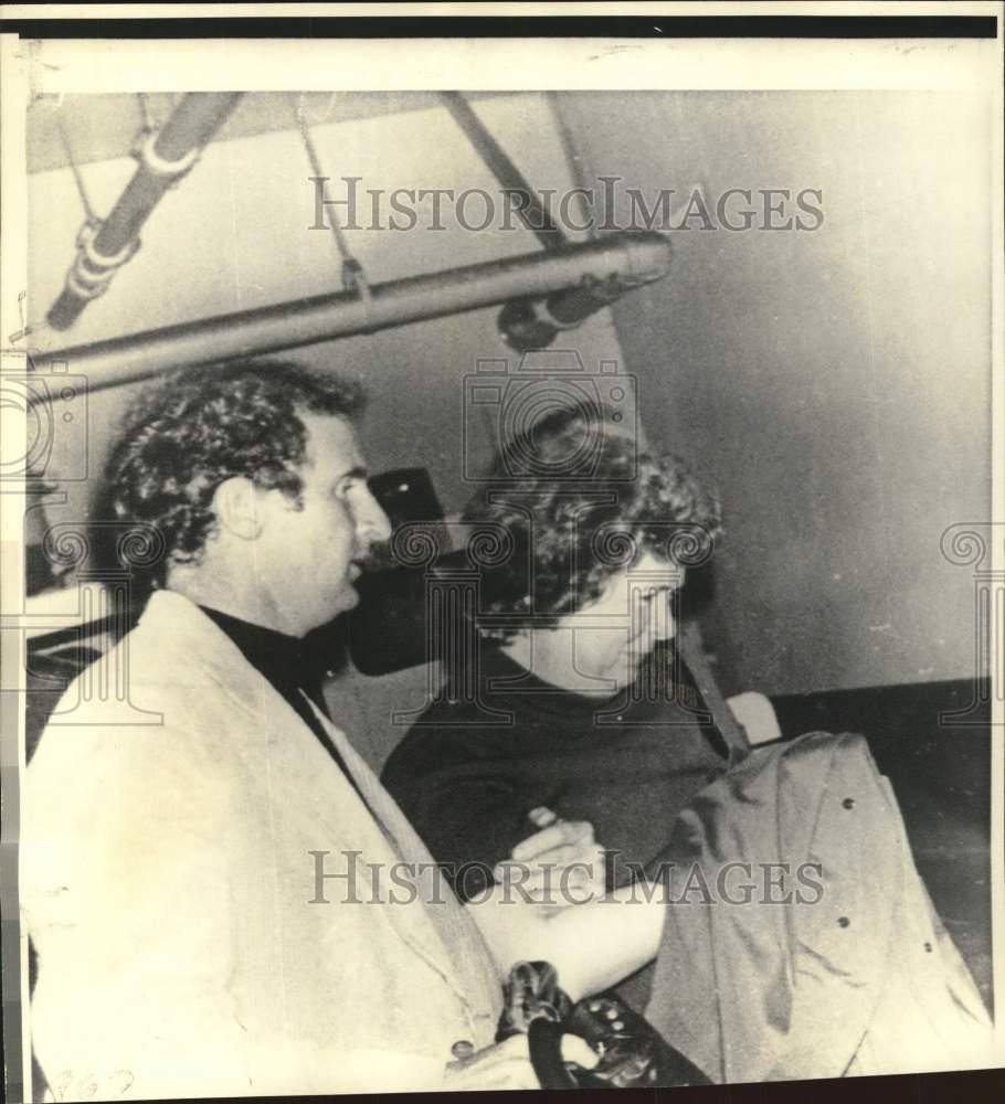 1975 Press Photo Sara Jane Moore taken into custody after shooting - nod03021