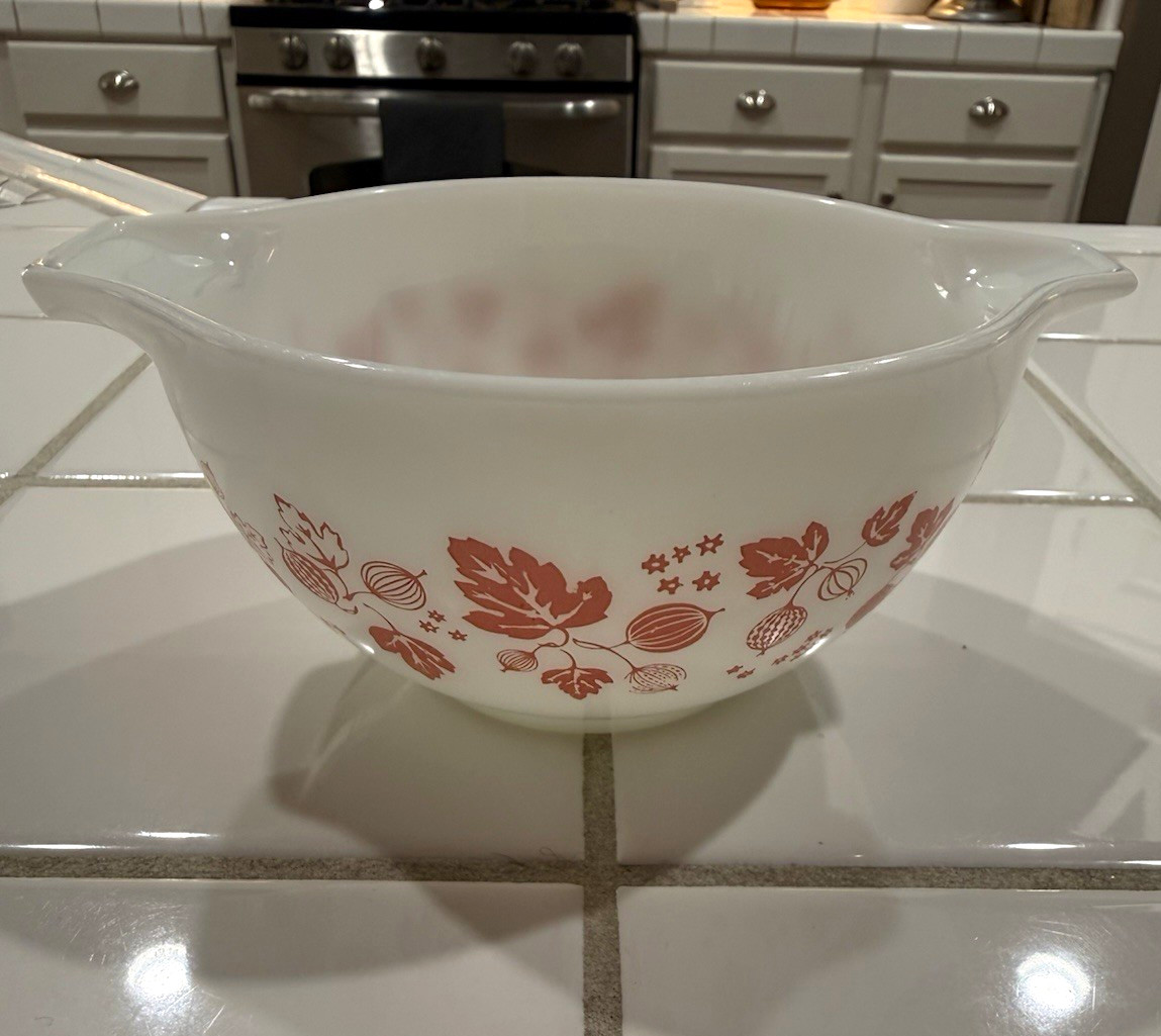 PYREX Gooseberry pink and white #441. Very Clean 