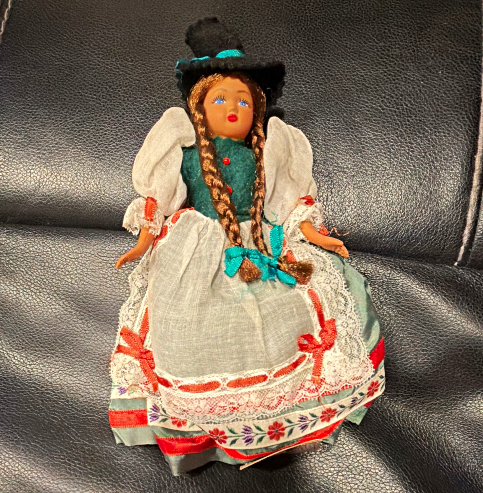 Vintage Jany Nice regional folk costume doll representing Austria (Autriche). Vintage Jany Nice regional folk costume doll representing Austria (Autriche).