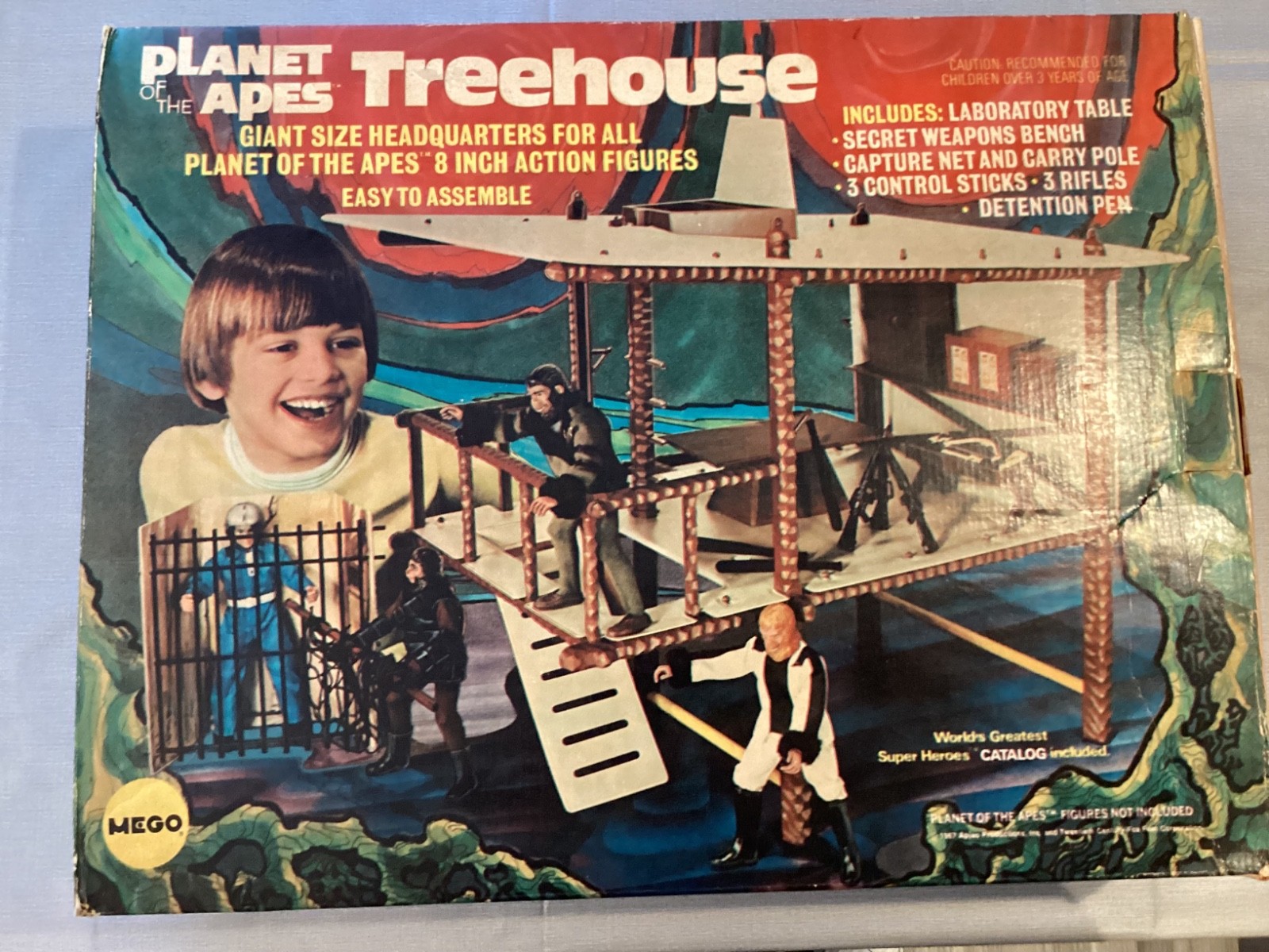 PLANET OF THE APES TREEHOUSE  WITH EXTRAS AND FIGURES