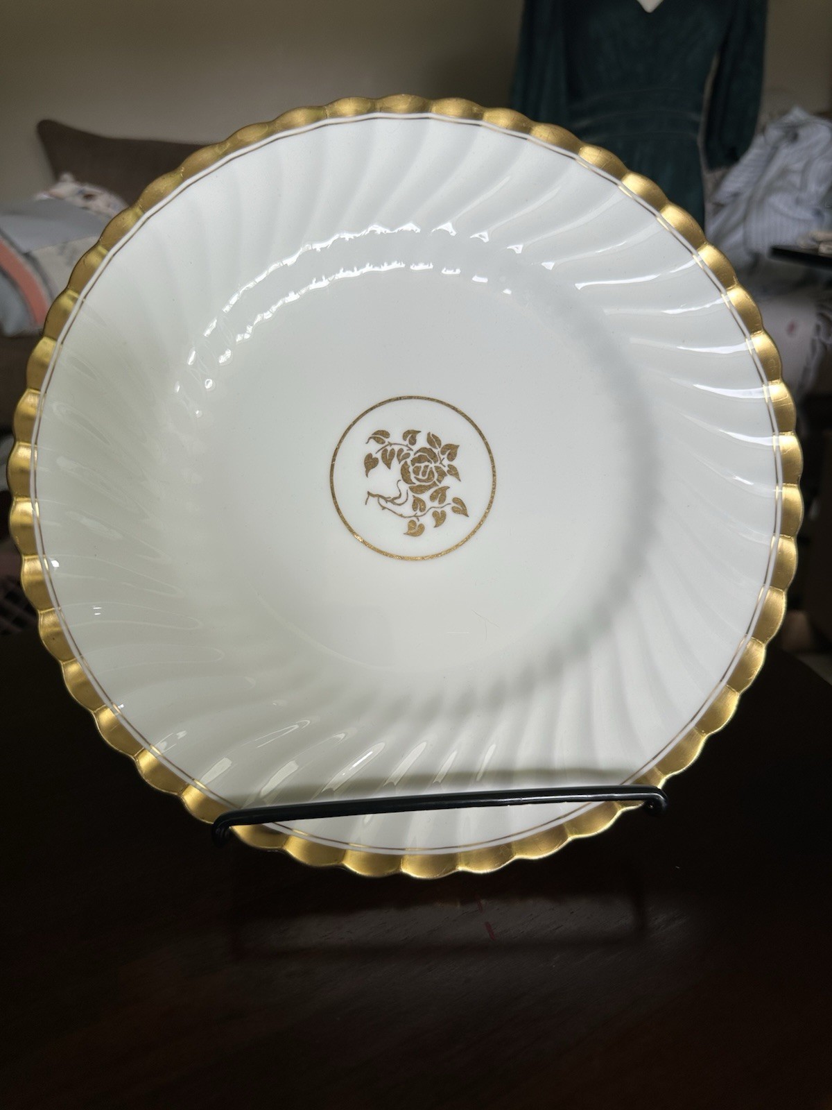 Minton Gold Rose dinner plate, an elegant piece of English bone china