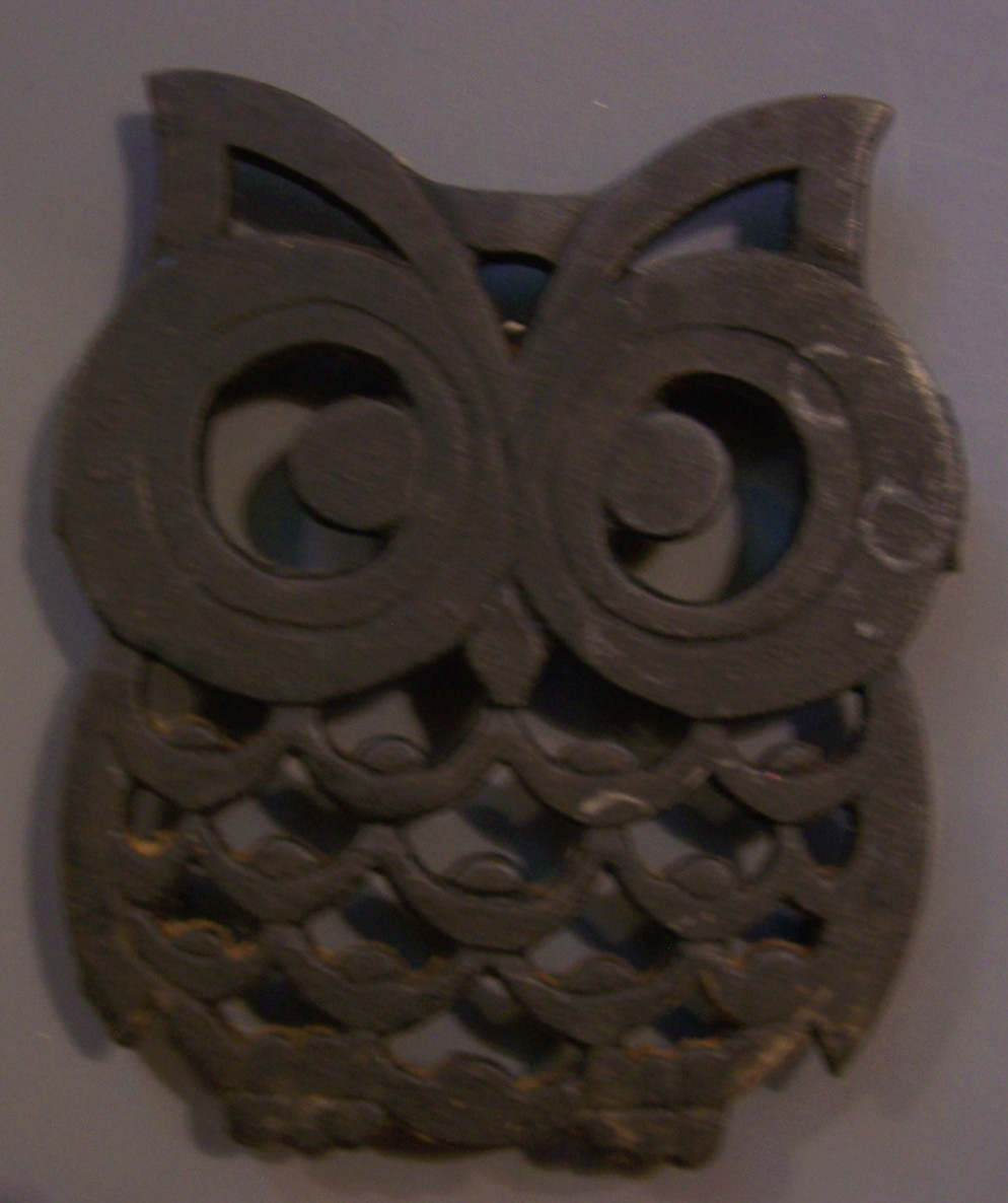 Vintage 1970\'s Taiwan Kitschy Cast Iron Owl Hot Trivet