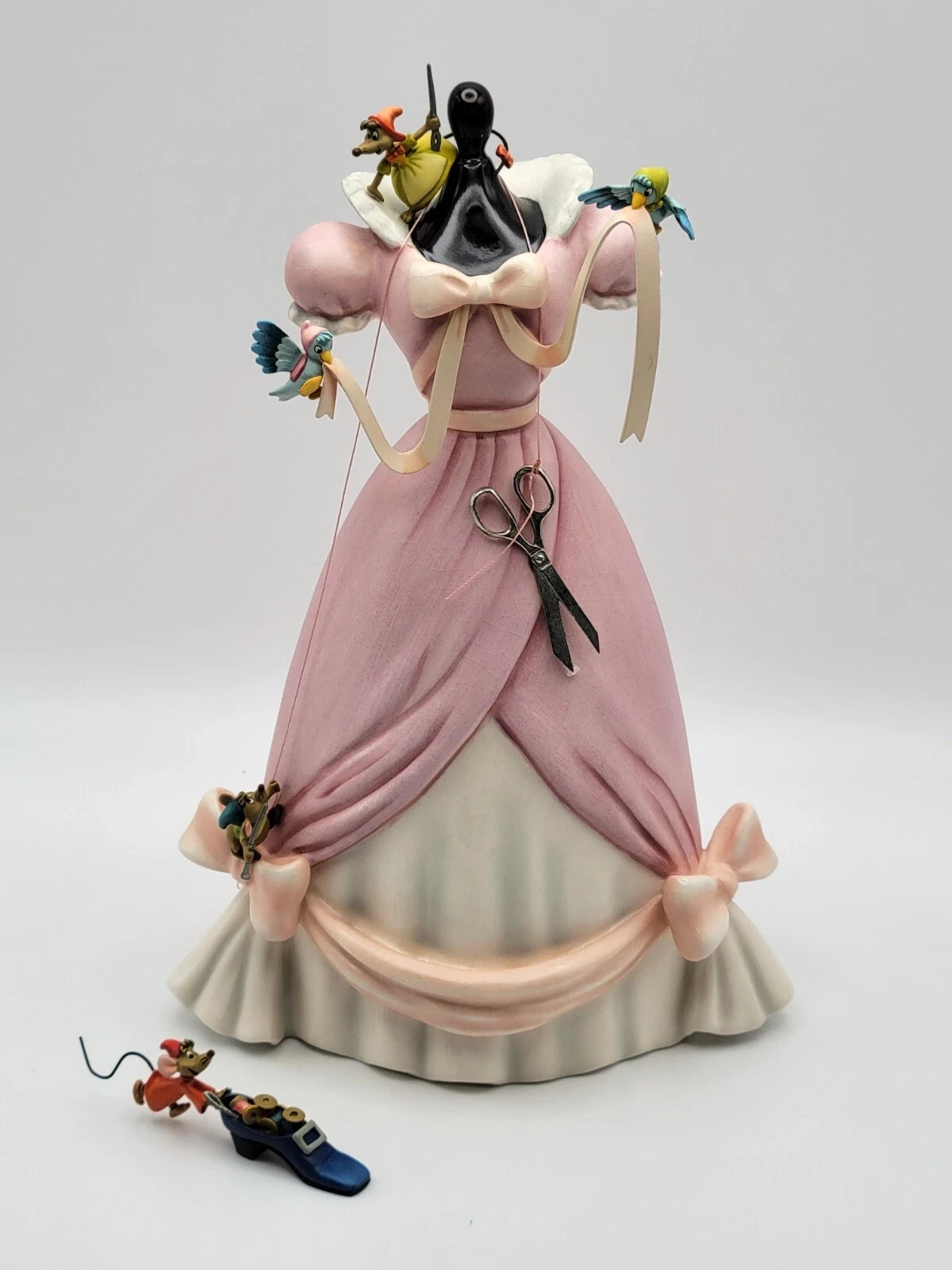 WDCC Cinderella A Lovely Dress for Cinderelly Limited Edition Figurine COA 3017