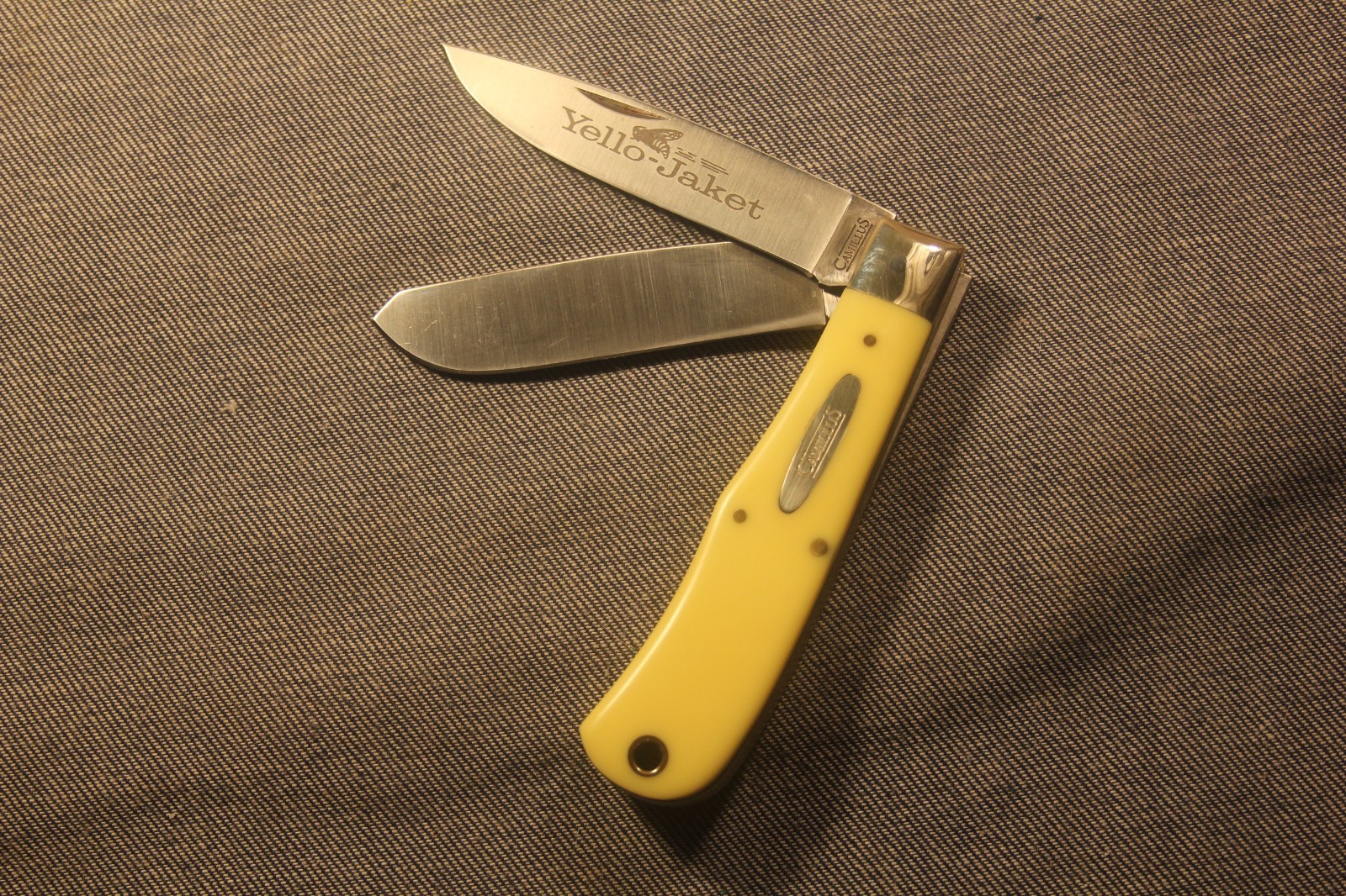 VINTAGE  CAMILLUS 719 YELLO-JACKET  JUMBO TRAPPERKNIFE