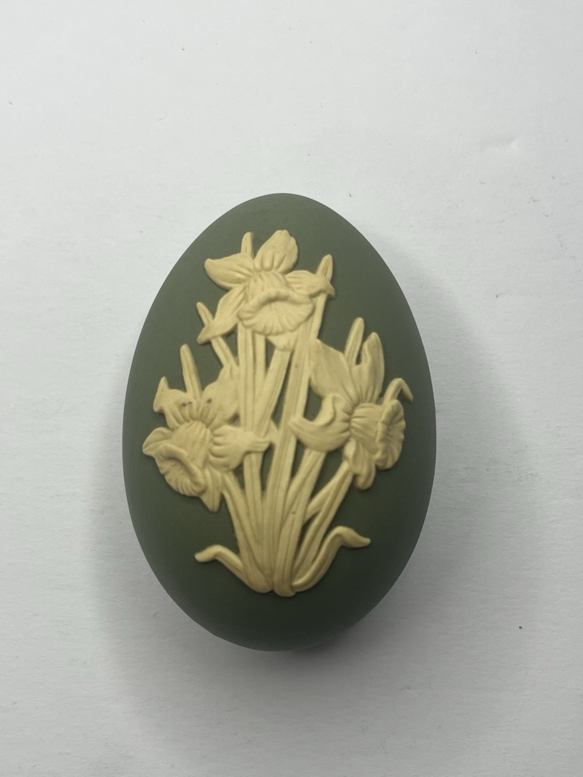 WEDGWOOD RARE TRINKET EGG BOX IN SAGE WITH YELLOW BIAS RELIEF DAFFODILS
