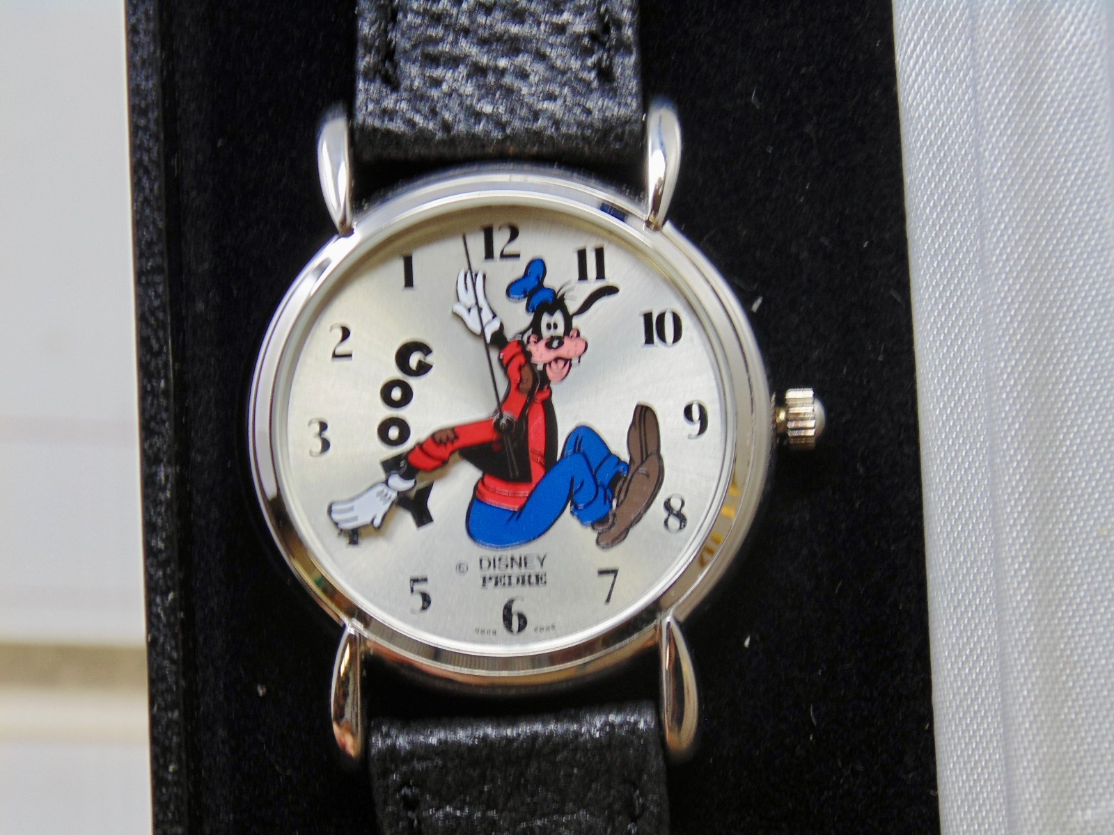 VTG DISNEY GOOFY BACKWARDS WRIST WATCH  PEDRE  NIB NOS PRISTINE