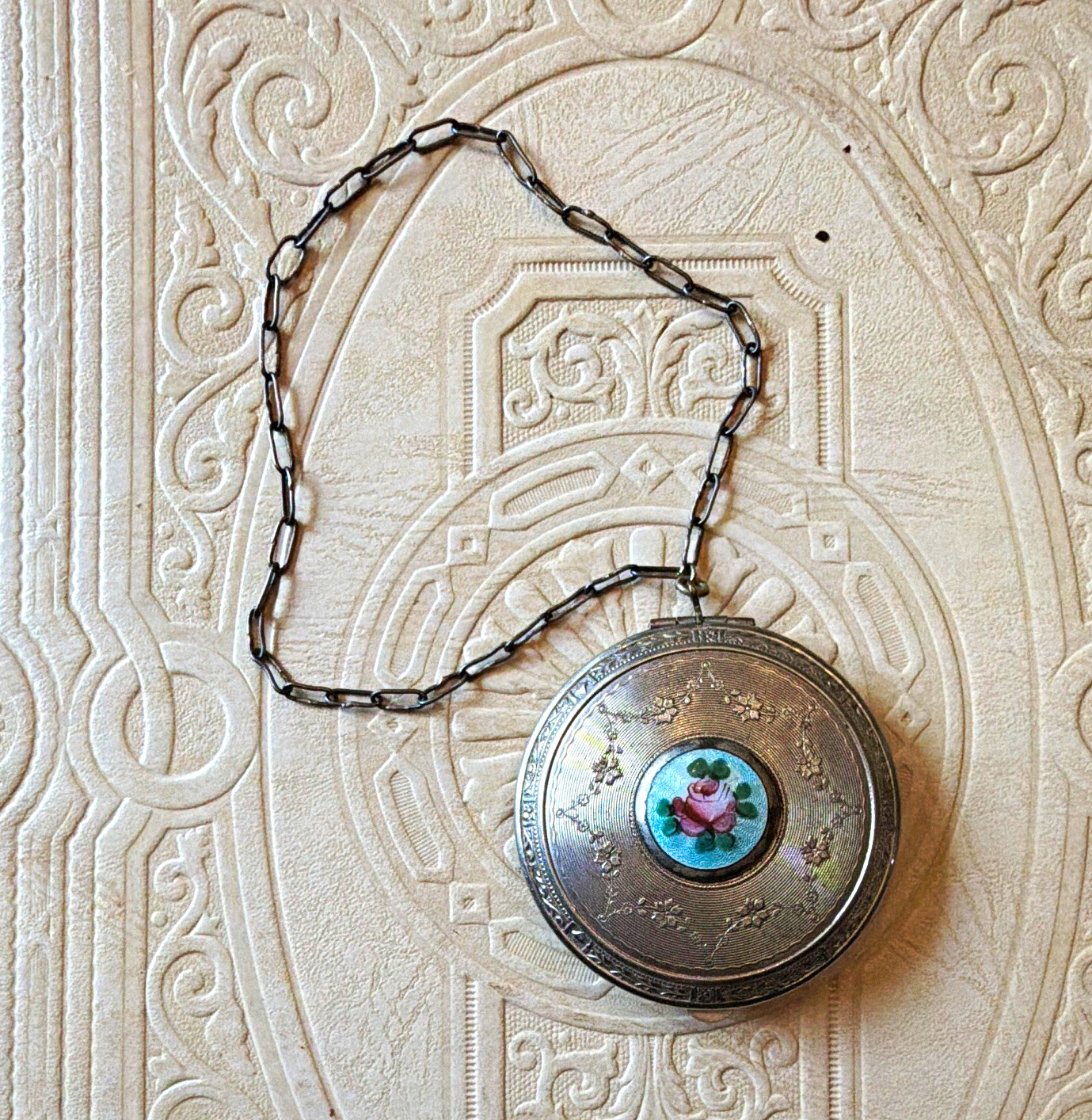 Vintage Round Silvertone & Guilloche Art Deco Dance Compact