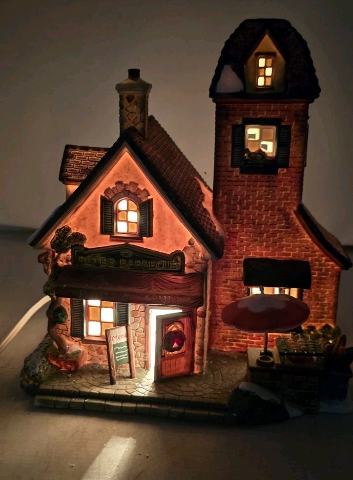 Holiday Time Pete\'s Barbecue Bar & Grill Christmas Village Lighted House W/ Box