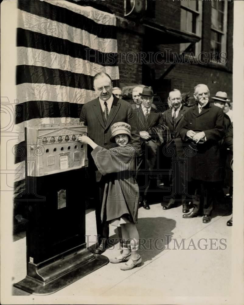1923 Press Photo Mayor Hylan & Betty Gulick Open School Kids' Automatic Bank