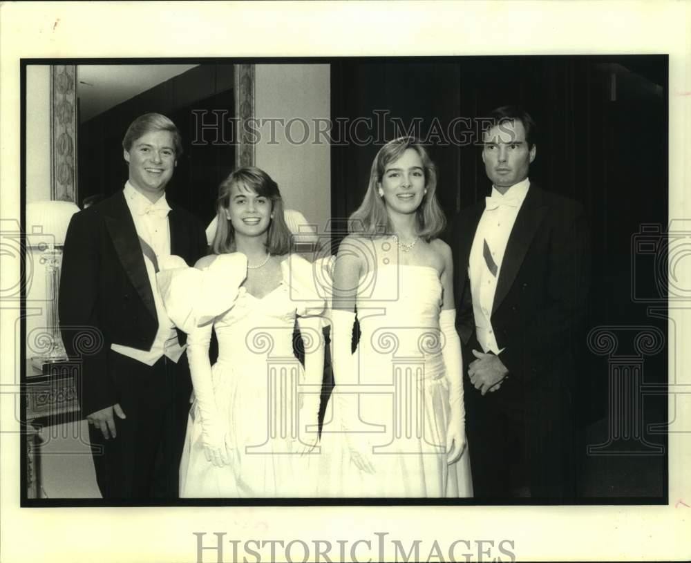 1989 Press Photo Attendees at the Bachelors\' Club event - nob89174