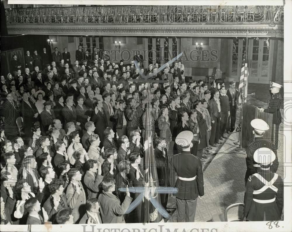 1942 Press Photo Lt. Col. Chester Fordney with 100 new Marines in Chicago