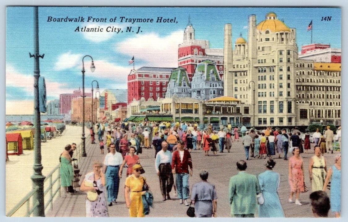 1930-50's BOARDWALK FRONT of TRAYMORE HOTEL ATLANTIC CITY NJ LINEN POSTCARD