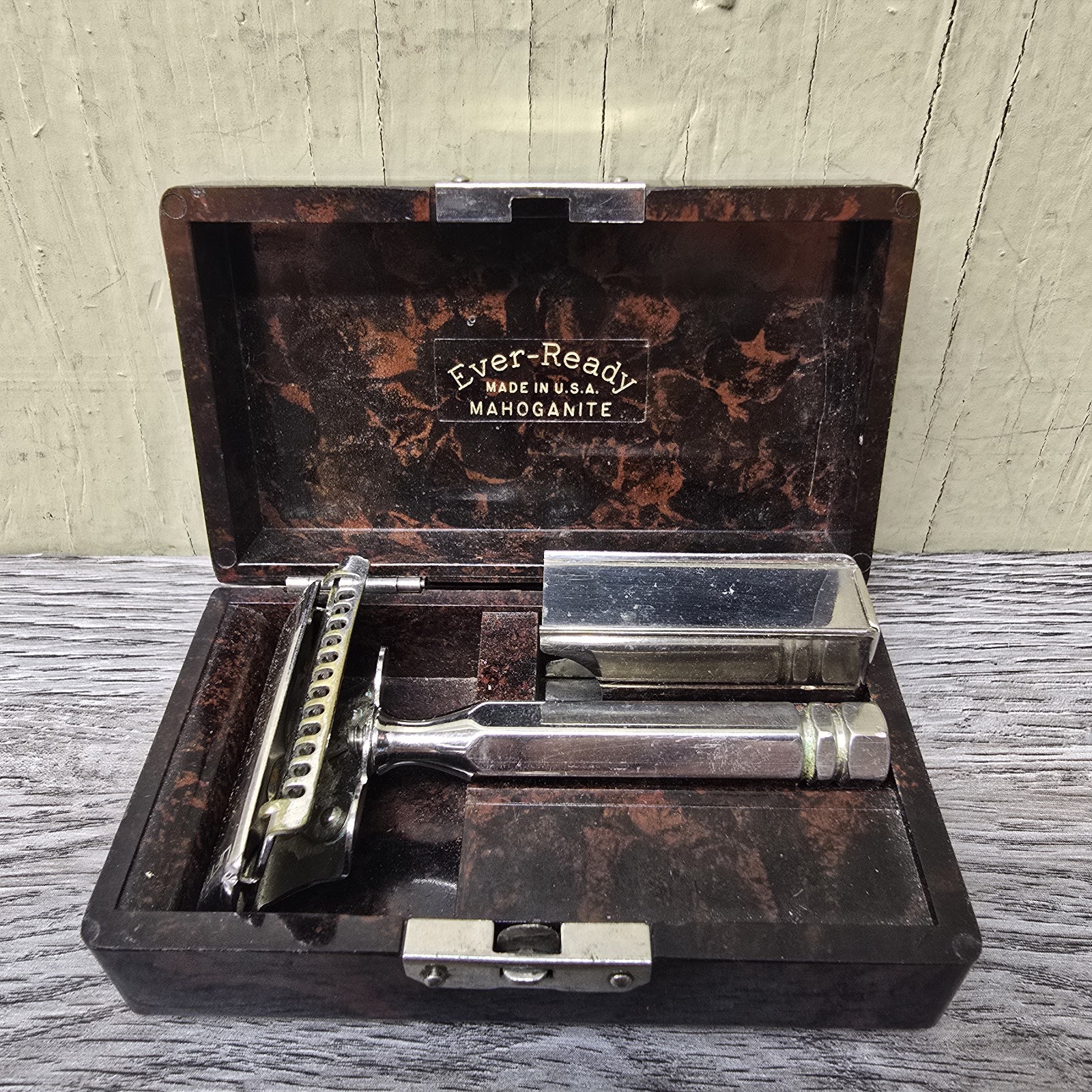 Vintage Ever Ready Mahoganite Rare Safety Razor, blade holder, &  storage case