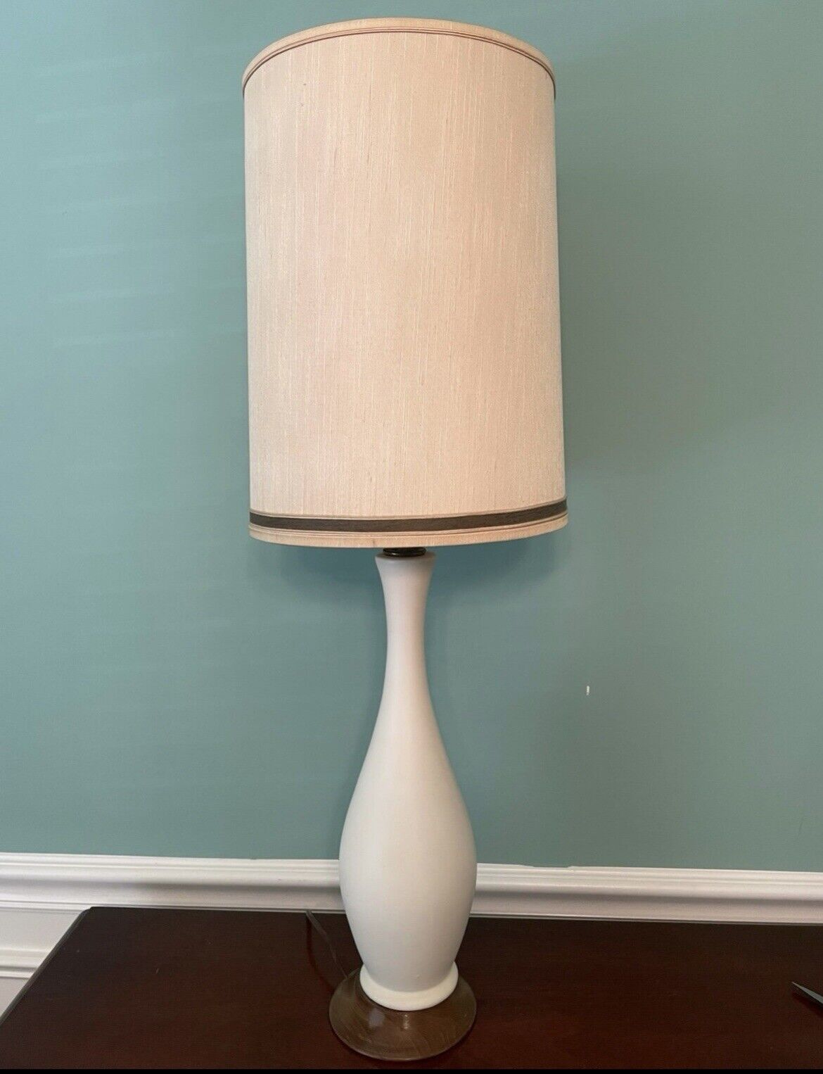 Vintage Mid Century Modern White Table Lamp W/ Shade