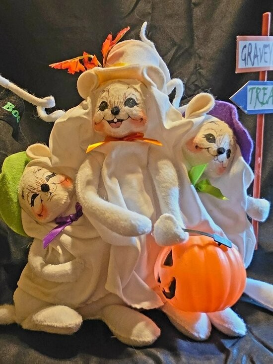 Anna Lee 2004 Halloween singing mice figurine.  Excellent condition, large piece