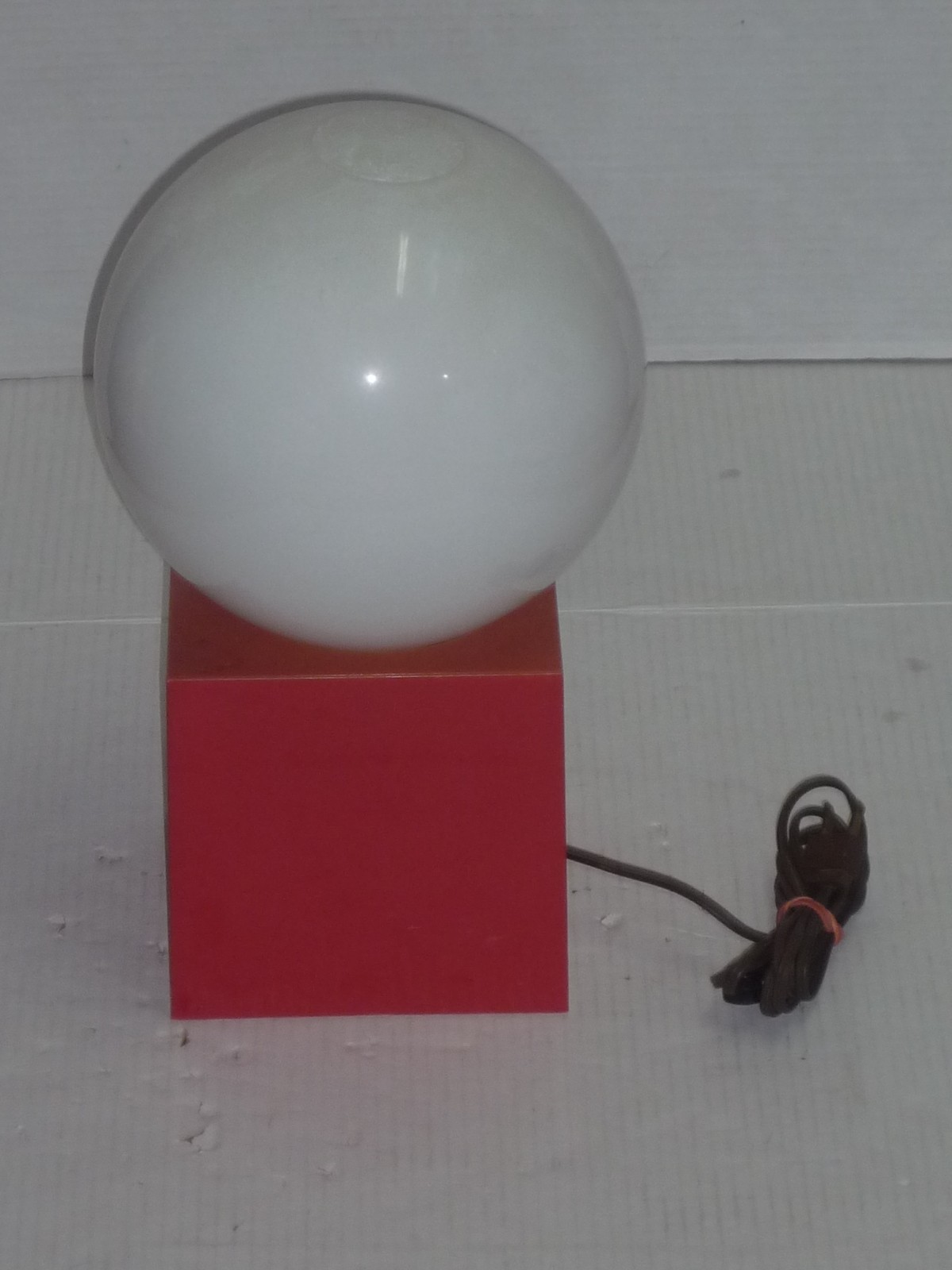 1960\'S 1970\'S PINK SQUARE PLASTIC BASE WHITE GLASS GLOBE ORB SPHERE LAMP WORKS